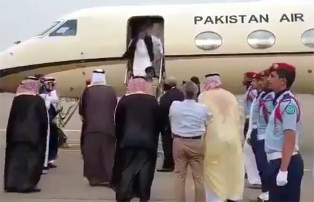 وزیراعظم عمران خان کا مدینہ پہنچنے پر کیسا استقبال کیا گیا؟ ائیرپورٹ کی خصوصی ویڈیو نے سوشل میڈیا پر دھوم مچا دی
