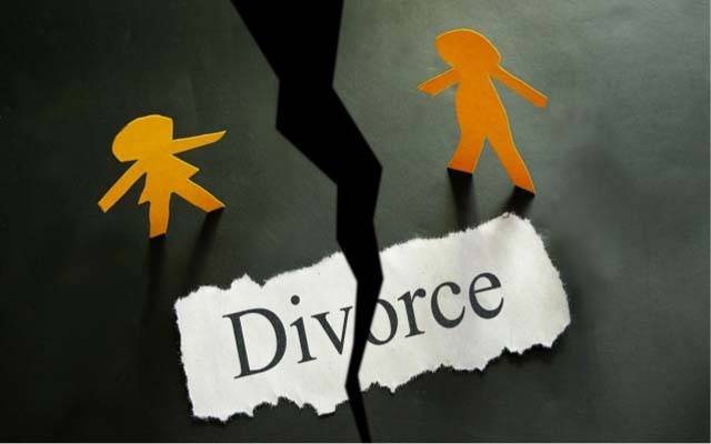 سپریم کورٹ کا فیصلہ معطل،بھارت کی کابینہ نے ایک ساتھ3 طلاقوں پر سزا کی منظوری دے دی 