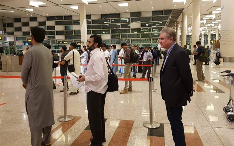 وزیر خارجہ شاہ محمود قریشی کی امریکا روانگی کیلئے بغیرپروٹوکول ایئر پورٹ پر آمد،شہریوں کیساتھ سیلفیاں بنوائیں