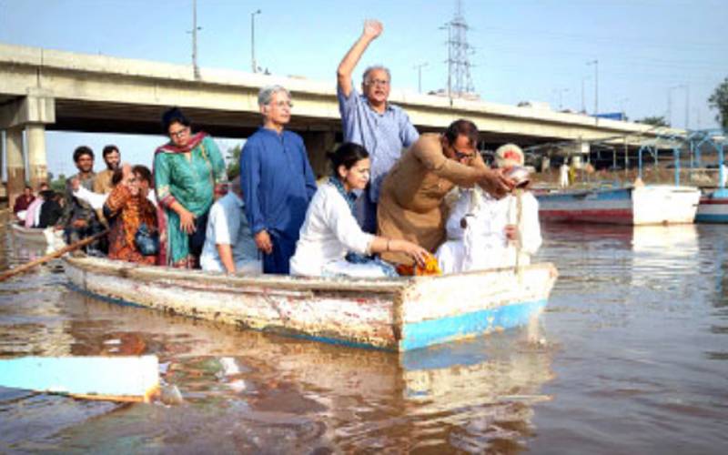 بھارت کے نامور صحافی اور سابق سفیر کلدیپ نیر کی باقیات پاکستان پہنچا کر دریائے راوی میں بہادی گئیں مگر کیوں؟ ایسی وجہ سامنے آگئی کہ پاکستانیوں کےمنہ بھی کھلے کے کھلے رہ جائیں گے