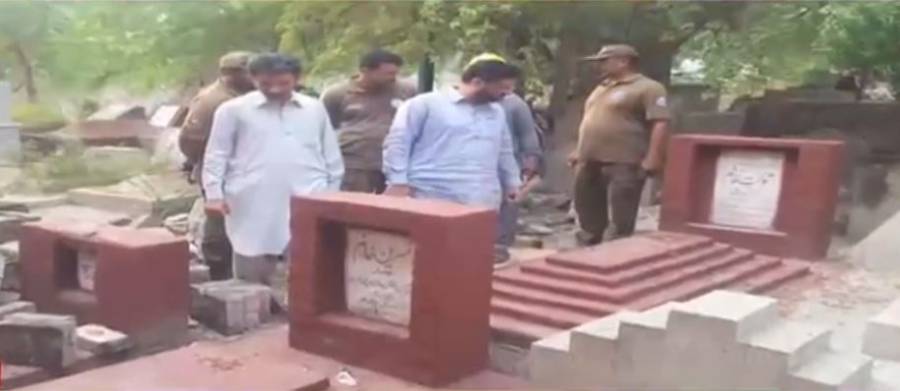 لاہور کے قبرستان میں تجاوزات کے خلاف آپریشن، متعدد احاطے مسمار کردیے گئے لیکن جب عمران خان کی والدہ کی قبر آئی تو انتظامیہ نے کیا کیا؟ ایسی خبر آگئی کہ وزیراعظم کی آنکھوں میں بھی آنسو آجائیں گے