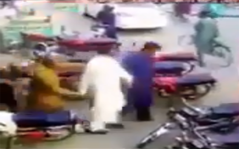 تحریک انصاف کو ضمنی انتخاب جتوانے کیلئے لاہور پولیس کیا کر رہی ہے؟انتہائی شرمناک ویڈیو سامنے آگئی 