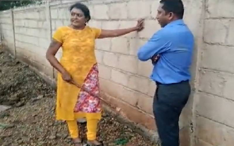 کرناٹک: خاتون کے ہاتھوں بینک منیجر کی پٹائی، ویڈیو وائرل