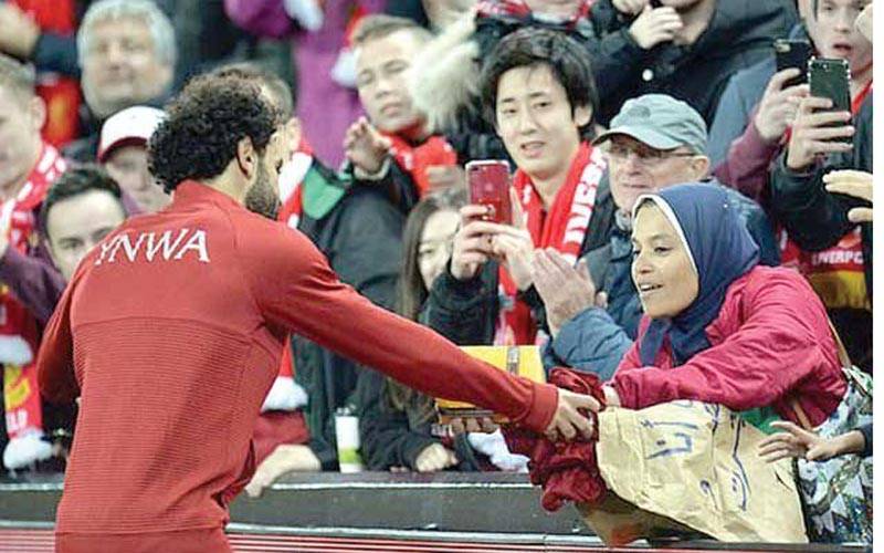 مصری فٹبالر محمد صلاح نے تحفے کے بدلے میں اپنی شرٹ خاتون شائق کو دے دی