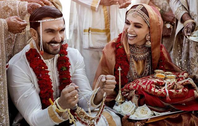 رنویر سنگھ اور دپیکا پڈوکون نے اپنی شادی کی پہلی تصویر شیئر کر ہی دی، دونوں کیسے لگ رہے تھے؟ دیکھ کر سوشل میڈیا صارفین ’بے قابو‘ ہو گئے
