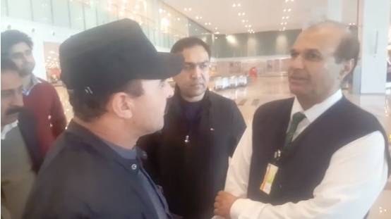 پرواز منسوخ ہونے پر وزیر سیاحت آپے سے باہر ہو گئے ،اسلام آباد ائیر پورٹ پر پی آئی اے کے افسر کے ساتھ ایساشرمناک کام کردیا کہ ویڈیو نے سوشل میڈ یا پر تہلکہ مچا دیا 