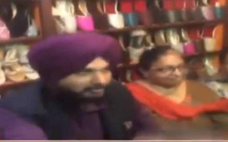 سابق بھارتی کرکٹر نوجوت سنگھ سدھو لاہوری جوتوں کے دلدادہ،چار جوڑے خریدلئے