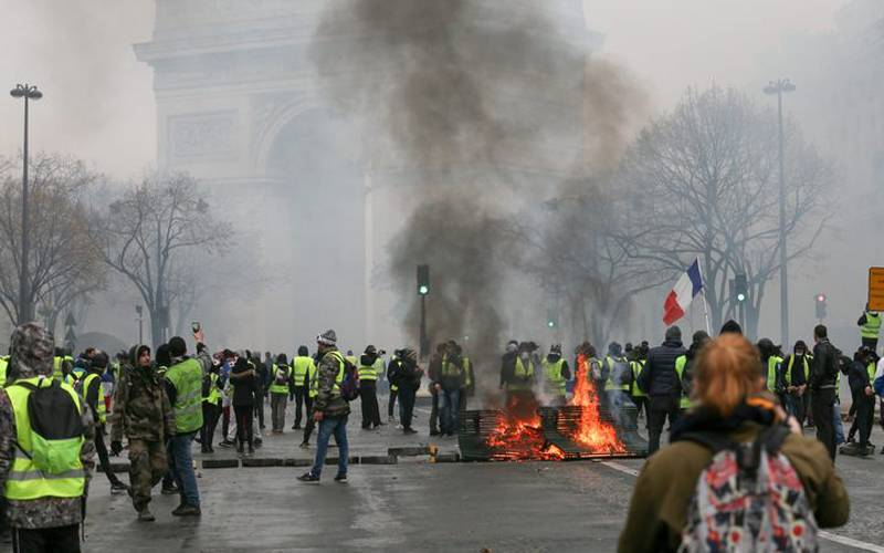 فرانس میں حکومت نے لاکھوں مظاہرین کے سامنے گھٹنے ٹیک دیئے ،مشتعل مظاہرین نے وزیر اعظم کا اعلان مسترد کر دیا ،احتجاج جاری رکھنے کا فیصلہ 
