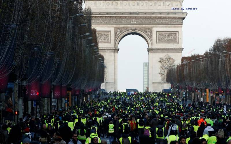 پیرس میں پر تشدد احتجاج جاری ،پیرس کی سڑکیں میدان جنگ کا منظر پیش کرتی رہیں،700 سے زائد افراد گرفتار 
