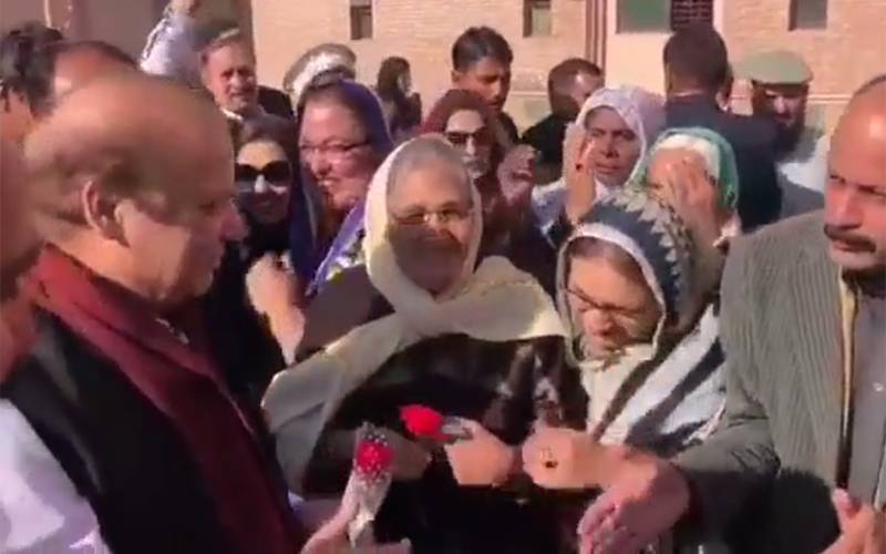 احتساب عدالت کے باہر نوازشریف کی خواتین کو گلاب کا پھول دیتے ہوئے ویڈیو وائرل 