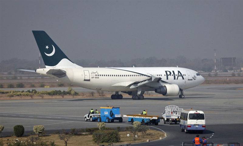 اسلام آباد ہوائی اڈے پر پی آئی اے کا طیارہ سیڑھی سے ٹکرا گیا