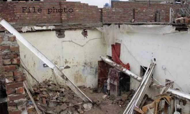 کراچی: مکان کی چھت گرنے سے باپ، بیٹی سمیت 3 افراد جاں بحق