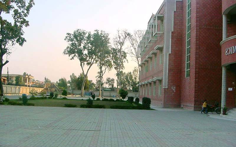 سرگودھا یونیورسٹی کے کیمپس میں پروفیسر کی نوجوان طالبہ کے ساتھ انتہائی شرمناک ترین حرکت ، مقدمہ درج