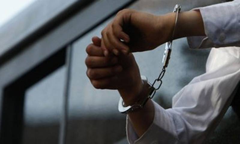 جامعہ کراچی میں رقم لیکر نقل کرانے والا پولیس اہلکار گرفتار