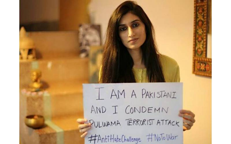 ’میں پاکستانی ہوں اور میں پلوامہ حملے کی مذمت کرتی ہوں‘ پاکستانی خواتین عوام کے لئے میدان میں آگئیں