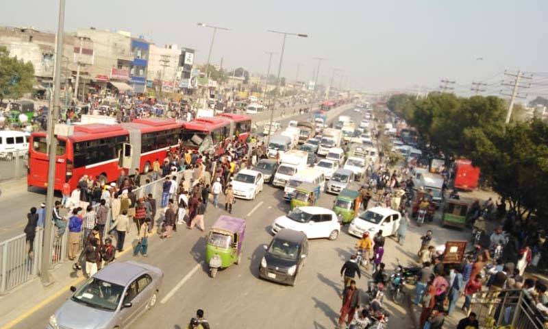 لاہور میں میٹرو بسیں ٹکرا گئیں، خاتون جاں بحق، 16 افراد زخمی