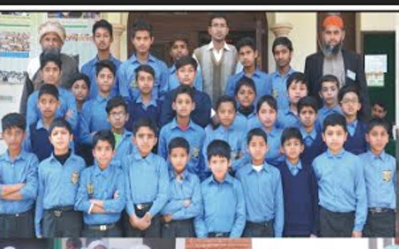 گورنمنٹ اصلاحی مڈل سکول کے طلبا کا مرزا ریاض حسین مغل کی سربراہی میں ایوان کارکنان تحریک پاکستان کا مطا لعاتی دورہ 