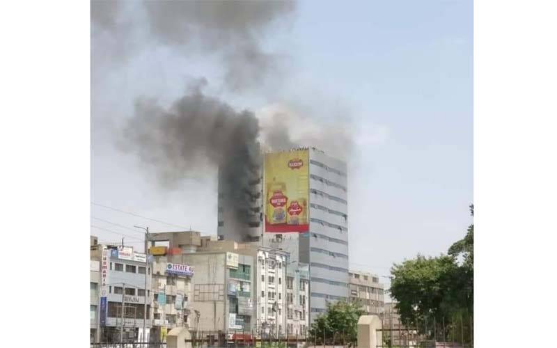 کراچی میں عمارت میں آتشزدگی سے ایک شخص جاں بحق، متعدد زخمی