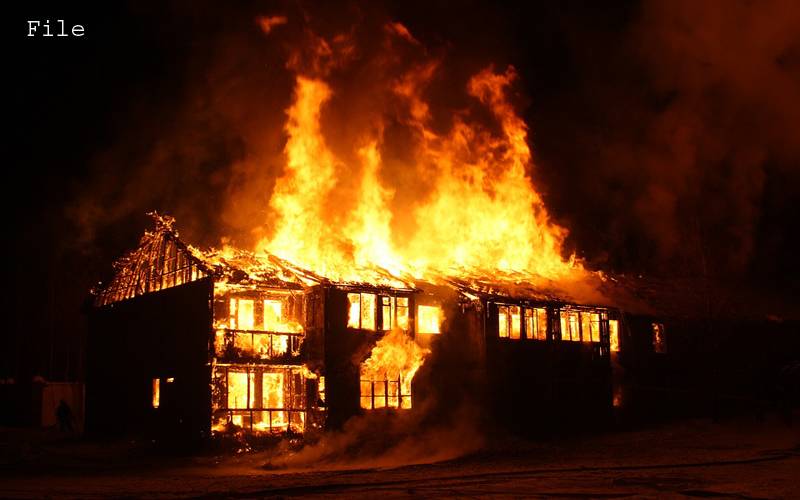 بجلی کے تار گھروں پر گرنے سے آتشزدگی، 20 سے زائد مکان جل گئے