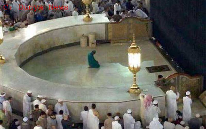’’ یہ پاکستانی خانہ کعبہ میں حطیم کے مقام پر اکیلا نماز کیوں پڑھ رہا ہے؟ وجہ جان کر آپ بھی ’سبحان اللہ‘ کہہ اٹھیں گے