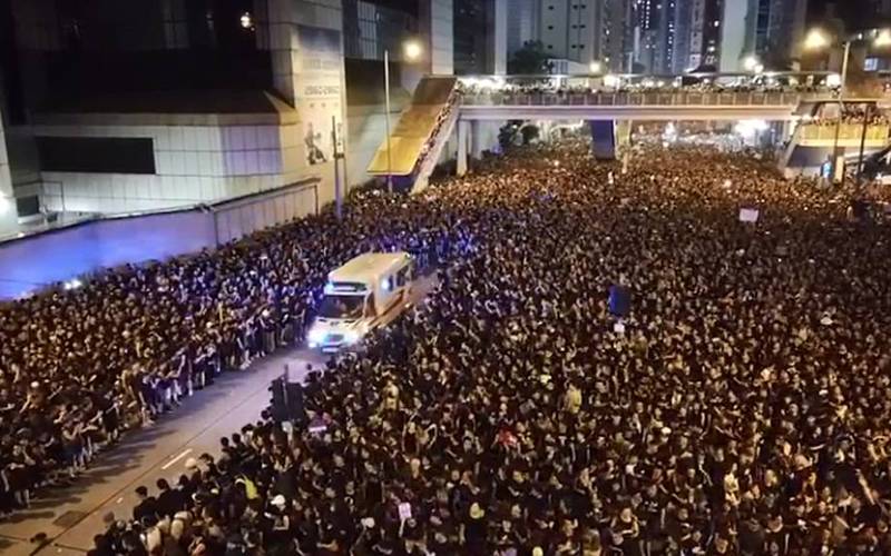 ہانگ کانگ میں 20 لاکھ سے زائد لوگوں کا احتجاج، لیکن ایسے میں ایمبولینس نے گزرنا تھا تو لوگوں نے کیا کیا؟ دیکھ کر آپ بھی کہیں گے یہ ہوتی ہیں زندہ قومیں 