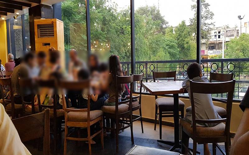 نندوز کیفے میں ملازم بچے کو دور بٹھانے والی فیملی کی تصویر سامنے آنے پر سوشل میڈیا پر غم و غصہ، رﺅف کلاسرا نے ایسی تجویز دے دی کہ آپ بھی اتفاق کریں گے