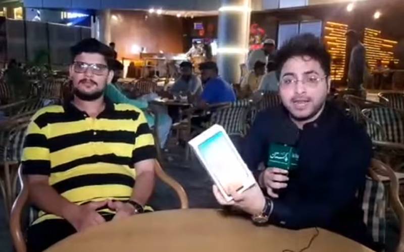 34 ہزار روپے مالیت کا موبائل فون بذریعہ قرعہ اندازی جیتنے والا خوش نصیب ڈیلی پاکستان کے آفس آگیا، تقسیم انعام کے یہ لمحات آپ بھی دیکھیے