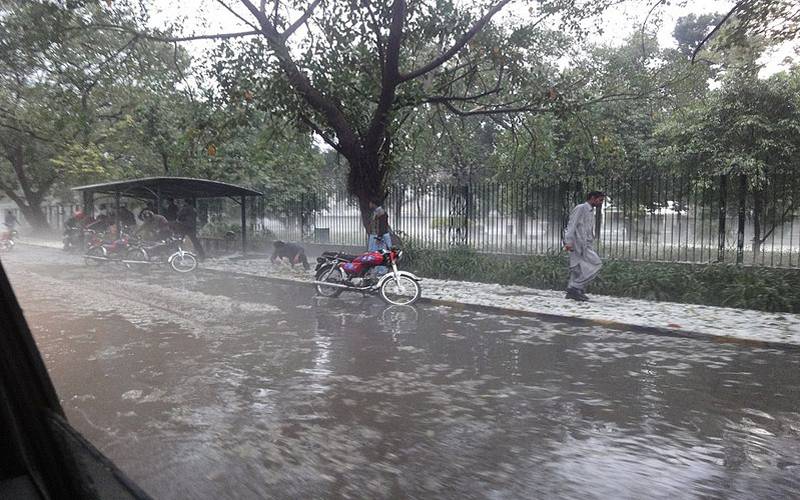 کراچی کے مختلف علاقوں میں ہلکی و تیز بارش،بعض علاقوں میں بجلی معطل