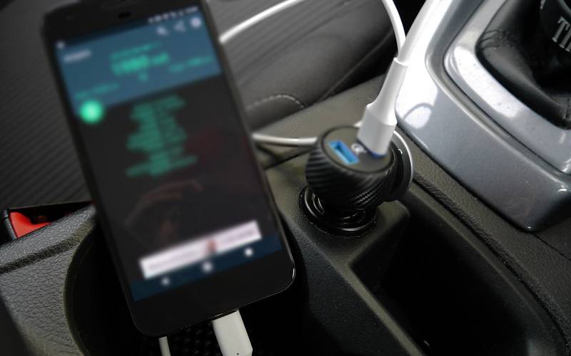 گاڑیوں میں لگی چارجنگ پورٹ سے موبائل فون چارج کرنے کا وہ نقصان جو شاید آپ کو معلوم نہیں