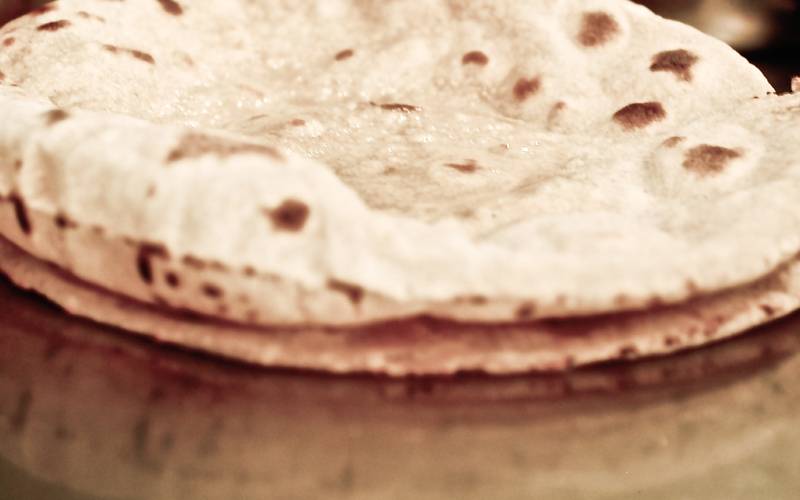 صوبے میں روٹی کی قیمت میں رد و بدل ہوگا یا نہیں؟ پنجاب کے وزیراطلاعات نے واضح اعلان کردیا