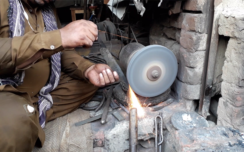 پاکستان میں گھروں میں استعمال ہونے والی چھریاں اور چاقو کس طرح بنتے ہیں آپ بھی دیکھئے۔۔۔