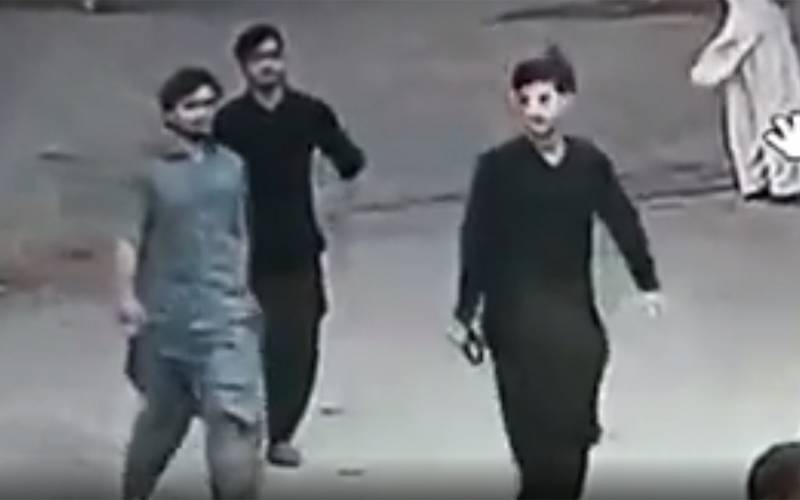 تحریک انصاف کے نوجوانوں کی پٹرول پمپ پر غنڈہ گردی ، پولیس نے پکڑا تو ایم این اے چھڑوانے پہنچ گیا ، انتہائی شرمناک خبر آ گئی 