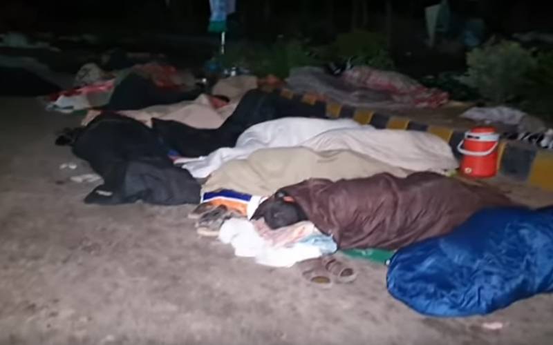 مولانا کے دھرنے میں شرکاء ٹھنڈی سڑک پر سو کر رات گزار رہے ہیں...جس کو جہاں جگہ ملی وہیں سو گیا, آپ بھی دیکھیے
