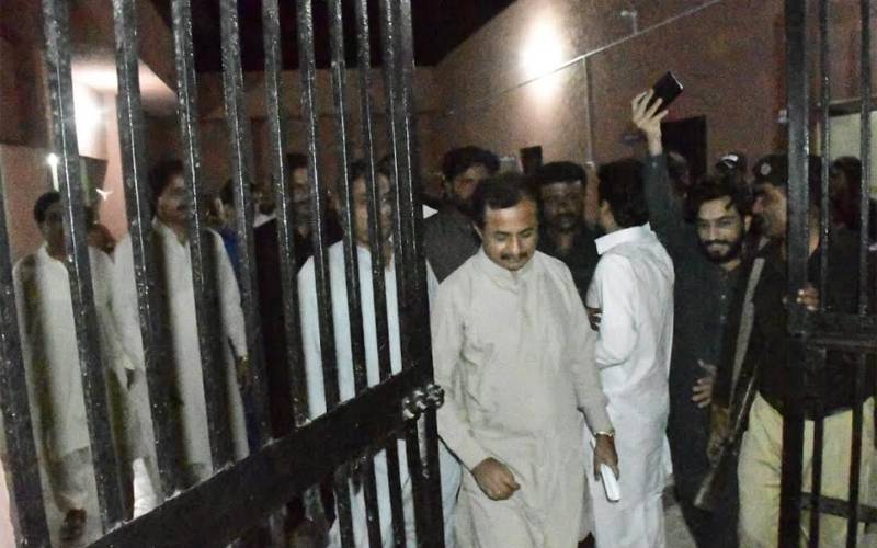 تحریک انصاف سندھ کے صدر حلیم عادل شیخ رات گئے مقدمہ درج کرانے تھانے پہنچ گئے