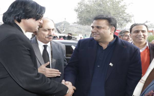 وفاقی وزیر فواد چودھری نے خواجہ آصف کیخلاف قومی اسمبلی میں تحریک استحقاق جمع کرا دی