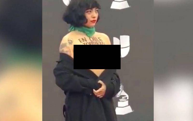 معروف گلوکارہ کا حکومت کے خلاف انوکھا احتجاج، ایوارڈز فنکشن میں اپنا سینہ برہنہ کردیا