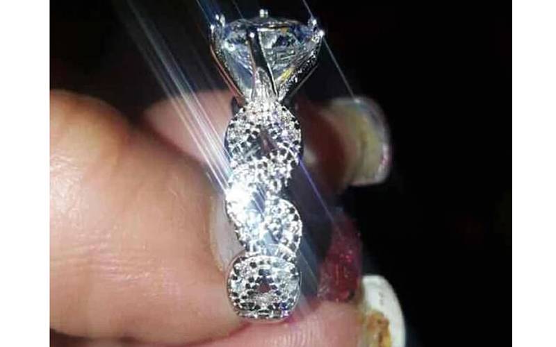 دلہن نے منگنی کی انگوٹھی کی تصویر سوشل میڈیا پر لگائی تو اس کی انگلی دیکھ کر لوگ اُلٹا اس پر برس پڑے، شرم سے پانی پانی کردیا