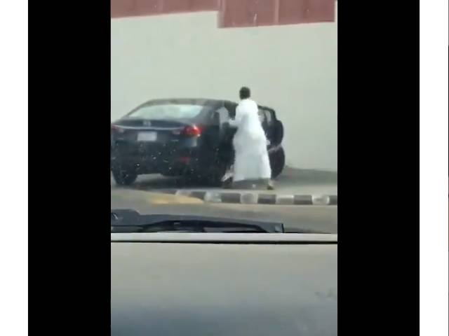 سعودی عرب میں باپ کا نوعمر بیٹی پر بیچ چوراہے تشدد، ویڈیو سامنے آنے پر گرفتار کرلیا گیا
