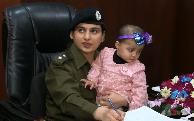 اے ایس پی عائشہ بٹ اپنی ننھی سی بیٹی کو پولیس سٹیشن میں اپنی گود میں بٹھا کر اپنے فرائض سرانجام دے رہی ہیں، یہ ہے میرا پاکستان!