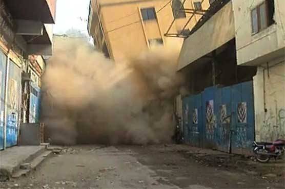 کراچی کے علاقے پراناحاجی کیمپ ٹمبرمارکیٹ میں6 منزلہ عمارت گرگئی