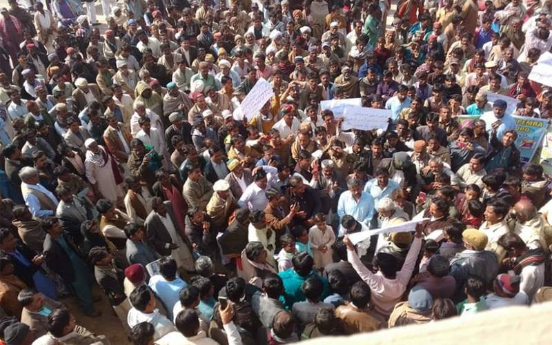 معروف سیاسی سماجی اور راجپوت گھرانےسےتعلق رکھنےوالی معروف شخصیت   عمرکوٹ کے راناہمیرسنگھ   اور انکی فیملی پر ڈمی پروگرام نشر کرنےخلاف احتجاج پریس کلب عمرکوٹ کےسامنے احتجاجی مظاہرہ
