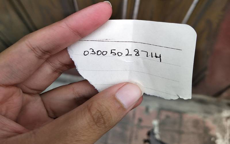 سستے عاشق نے پرچی پر اپنا نمبر لکھ کر لڑکی کو دیا تو اسلام آباد پولیس بھی میدان میں آگئی، نمبر سوشل میڈیا پر شیئر کرکے لوگوں کو حیران کن دعوت دے دی