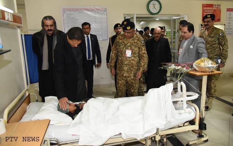 برفانی تودہ گرنے سےہلاکتیں، عمران خان کا دورہ آزاد کشمیر ،زخمیوں کی عیادت کی 
