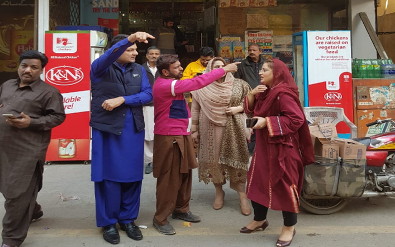 آٹے کا بحران ہے یا نہیں؟ گھر آٹے کا ٹرک پہنچنے کے بعد عظمیٰ بخاری لاہور کی دکانوں پر پہنچ گئیں،حکومتی دعوؤں کا پول کھول دیا