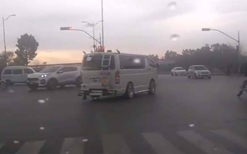 اس ڈرائیور نے اشارہ تو توڑ دیا لیکن بعد میں ویڈیو سوشل میڈیا پر آئی تو ٹریفک پولیس نے اس ڈرائیور کو کیا سزا دی ؟ 