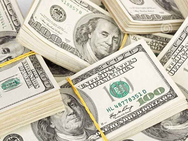 انٹر بینک میں پاکستانی روپے کے مقابلے میں امریکی ڈالر کی قدر میں کتنی کمی ہوئی ؟جانئے