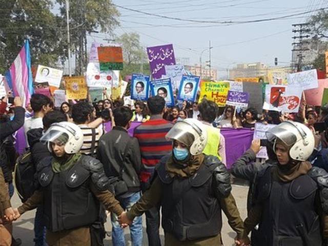عورت مارچ کو بھرپور سیکیورٹی کور فراہم کرنے پر سی سی پی او لاہور خوشی سے نہال،پولیس اہلکاروں کو بڑا انعام دے دیا