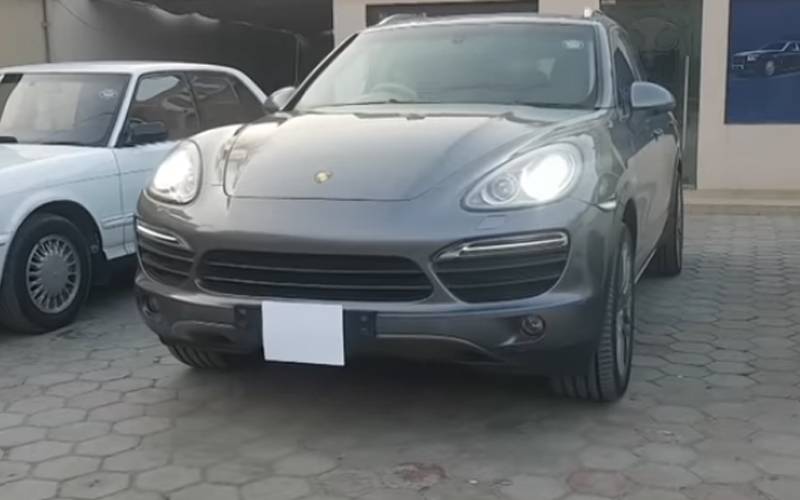 سوا کروڑ روپے کی Porsche hybrid گاڑی جس کےفیچرز دیکھ کر اسے فورا چلانے کا دل کرے