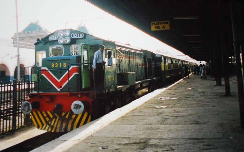 کورونا وائرس، پاکستان میں ٹرینیں بھی آج رات سے بند کر دی جائیں گی