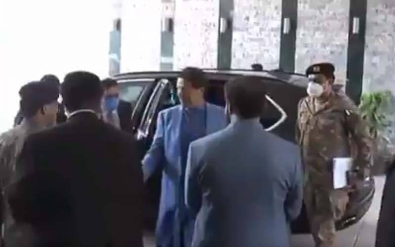 کورونا وائرس، وزیراعظم عمران خان ہسپتال کا افتتاح کرنے کیلئے پہنچے تو انہوں نے گاڑی سے اترتے ہی فوجی افسر سے ہاتھ ملانا چاہا لیکن پھر کیا ہوا ؟ 